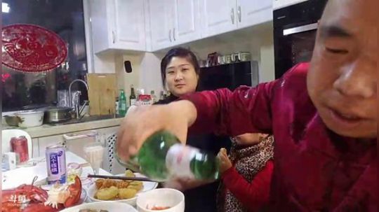 我在斗鱼看主播小黑亮亮直播美食