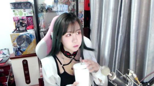 喵老师的圣诞树发布了一个斗鱼视频2019-02-07