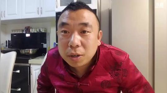 我在斗鱼看主播小黑亮亮直播美食