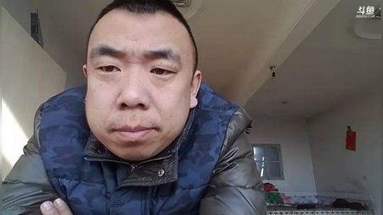我在斗鱼看主播小黑亮亮直播美食