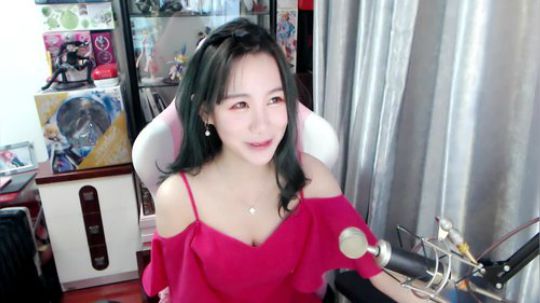 喵老师的圣诞树发布了一个斗鱼视频2019-02-08