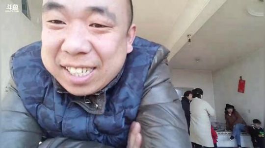 我在斗鱼看主播小黑亮亮直播美食