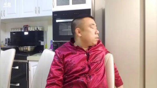我在斗鱼看主播小黑亮亮直播美食