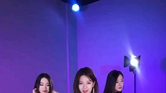 美女在热舞