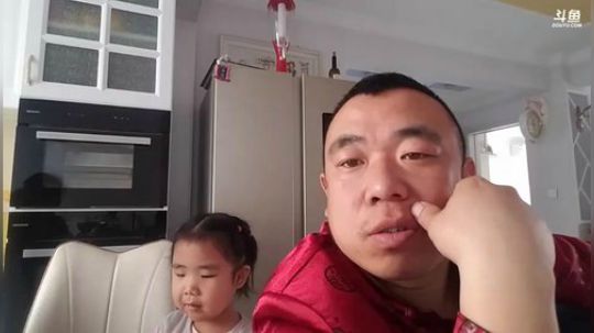 我在斗鱼看主播小黑亮亮直播美食