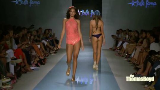 Luli Fama Spring Summer 泳装走秀