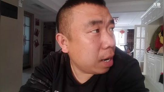 我在斗鱼看主播小黑亮亮直播美食