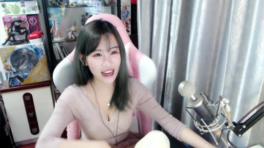 喵老师的圣诞树发布了一个斗鱼视频2019-02-10