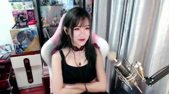 喵老师的圣诞树发布了一个斗鱼视频2019-02-12