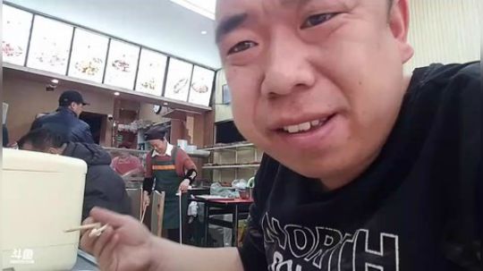 我在斗鱼看主播小黑亮亮直播美食