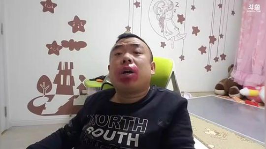 我在斗鱼看主播小黑亮亮直播美食