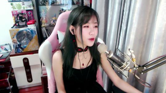 喵老师的圣诞树发布了一个斗鱼视频2019-02-12