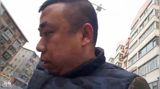我在斗鱼看主播小黑亮亮直播美食