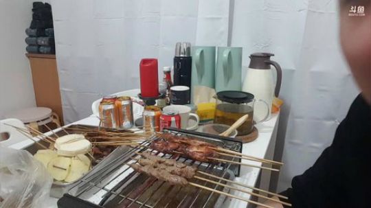 我在斗鱼看小主播无尽直播美食