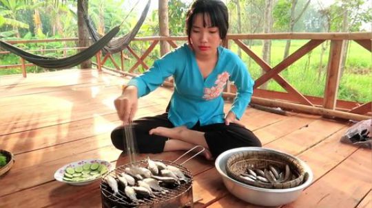 【水上人家】- 欢欢乐乐渔家人新年吃鱼！