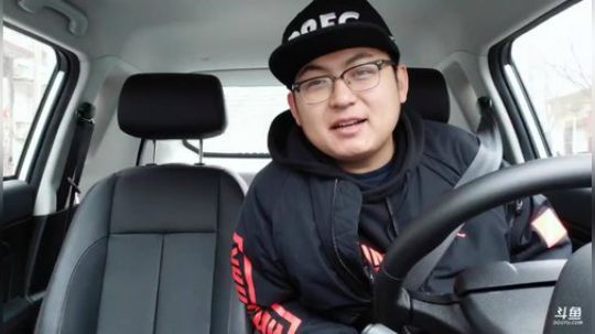 我在斗鱼看火力堂主直播户外