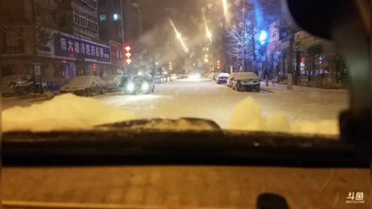 我在斗鱼看主播小黑亮亮直播美食