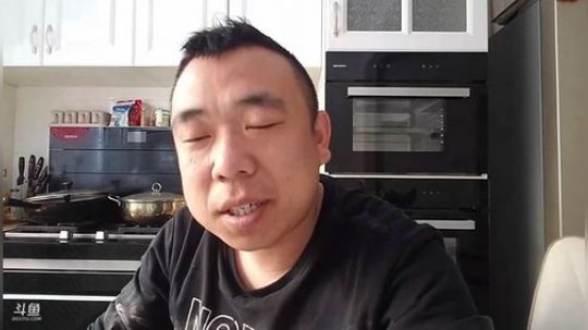 我在斗鱼看主播小黑亮亮直播美食