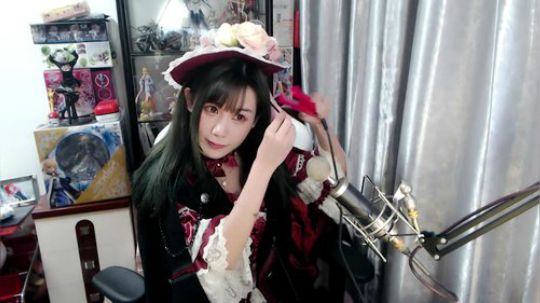 喵老师的圣诞树发布了一个斗鱼视频2019-02-15