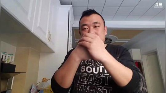 我在斗鱼看主播小黑亮亮直播美食