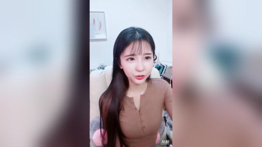 解开下面三个扣子
