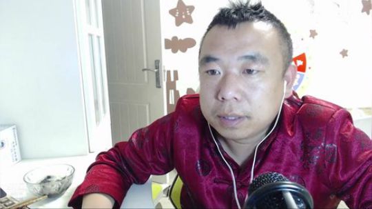 我在斗鱼看主播小黑亮亮直播美食
