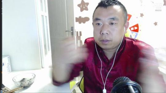 我在斗鱼看主播小黑亮亮直播美食