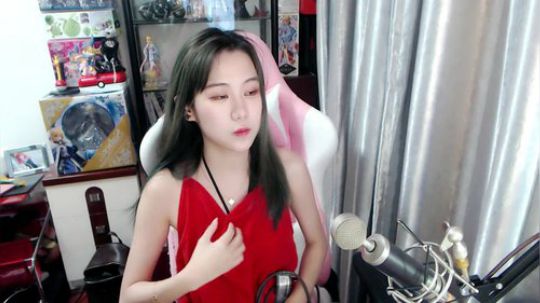 喵老师的圣诞树发布了一个斗鱼视频2019-02-20