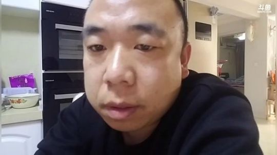 我在斗鱼看主播小黑亮亮直播美食