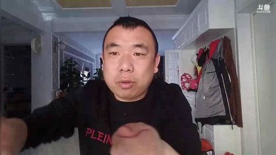 我在斗鱼看主播小黑亮亮直播美食