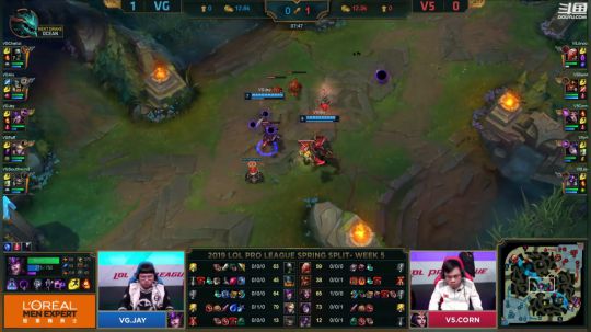 我在斗鱼看英雄联盟官方赛事直播英雄联盟