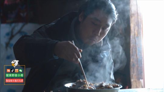 我在斗鱼看野食小哥直播美食