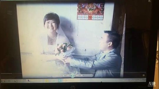 我在斗鱼看主播小黑亮亮直播美食