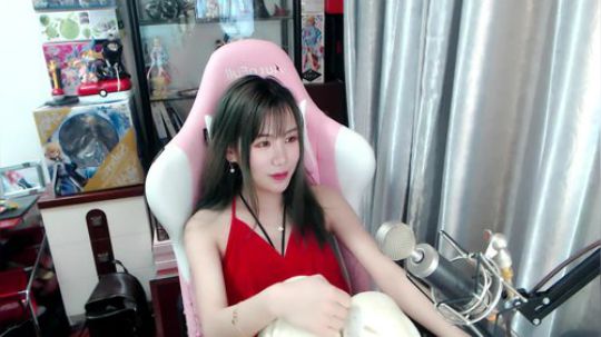 喵老师的圣诞树发布了一个斗鱼视频2019-02-21