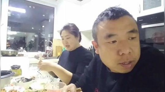 我在斗鱼看主播小黑亮亮直播美食