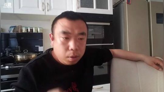 我在斗鱼看主播小黑亮亮直播美食