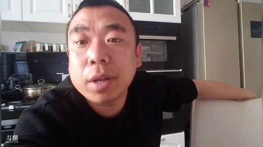 我在斗鱼看主播小黑亮亮直播美食