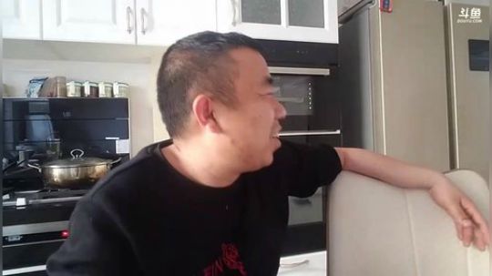 我在斗鱼看主播小黑亮亮直播美食