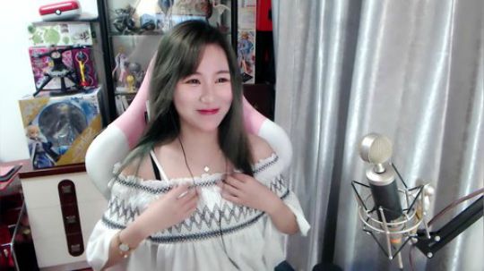 我在斗鱼看Misa喵老师直播二次元