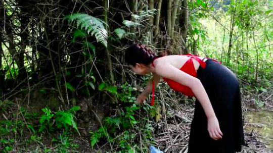 【肚兜小姐姐】~穿着肚兜吃烤肉~你流口水了吗？