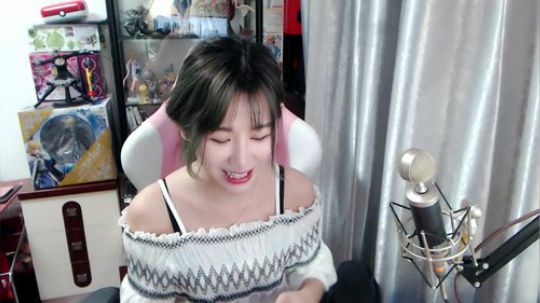 喵老师的圣诞树发布了一个斗鱼视频2019-02-25