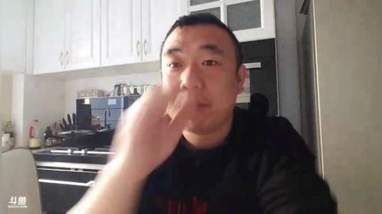 我在斗鱼看主播小黑亮亮直播美食