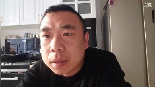 我在斗鱼看主播小黑亮亮直播美食