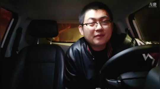 我在斗鱼看火力堂主直播户外