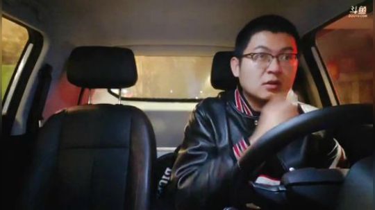 我在斗鱼看火力堂主直播户外