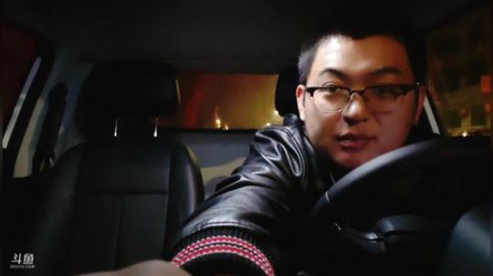 我在斗鱼看火力堂主直播户外