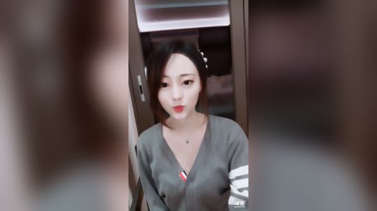 解最上面个扣子可好