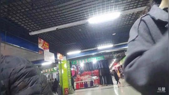 我在斗鱼看主播小黑亮亮直播美食