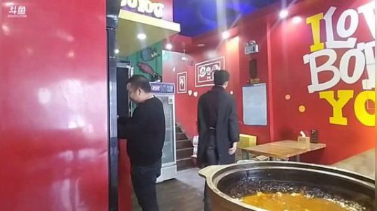 我在斗鱼看主播小黑亮亮直播美食