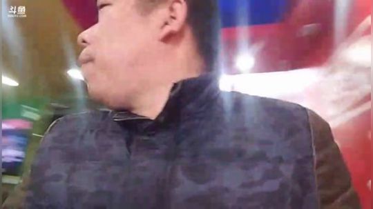 我在斗鱼看主播小黑亮亮直播美食